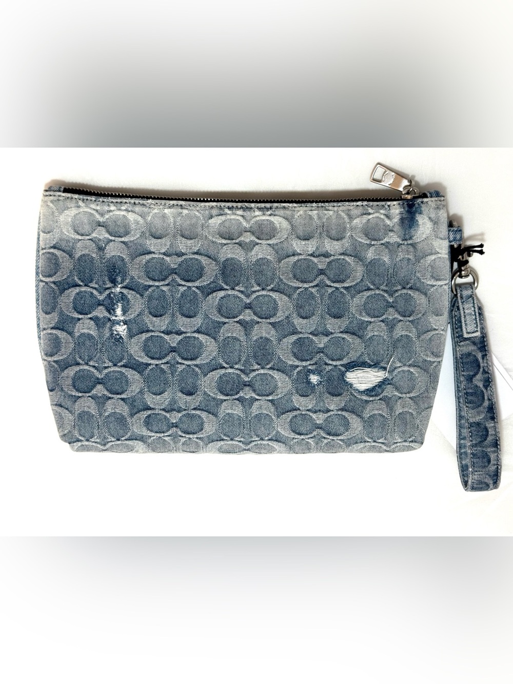 Coach Pouch In Loved Signature Denim CEU09 Silver/Light Indigo NWT